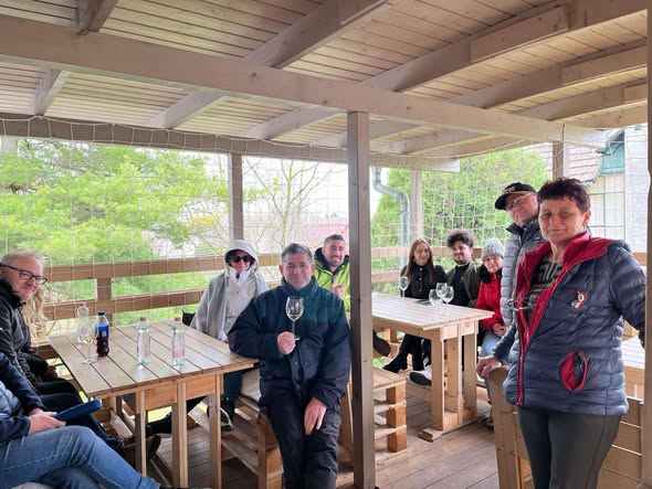 Vendégek borral a teraszon